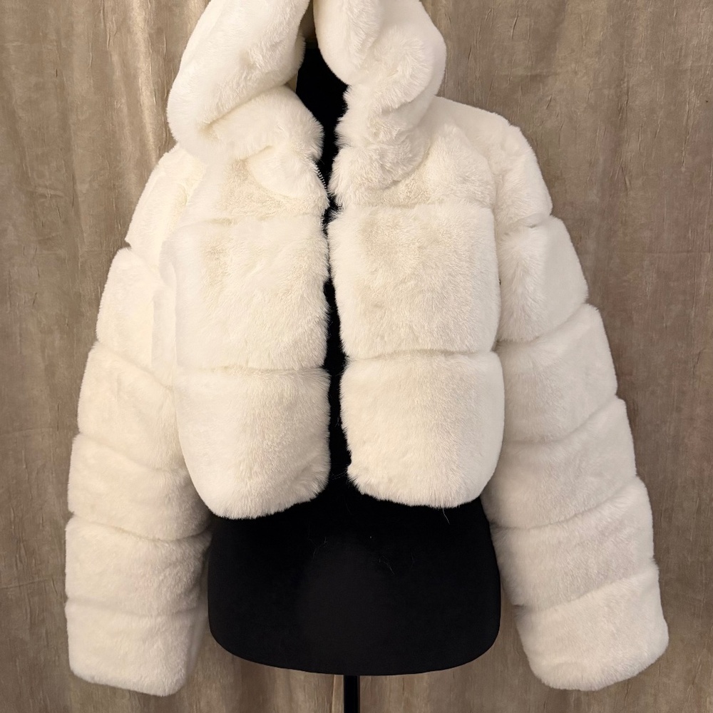 Fhillinuo White Faux Fur Coat